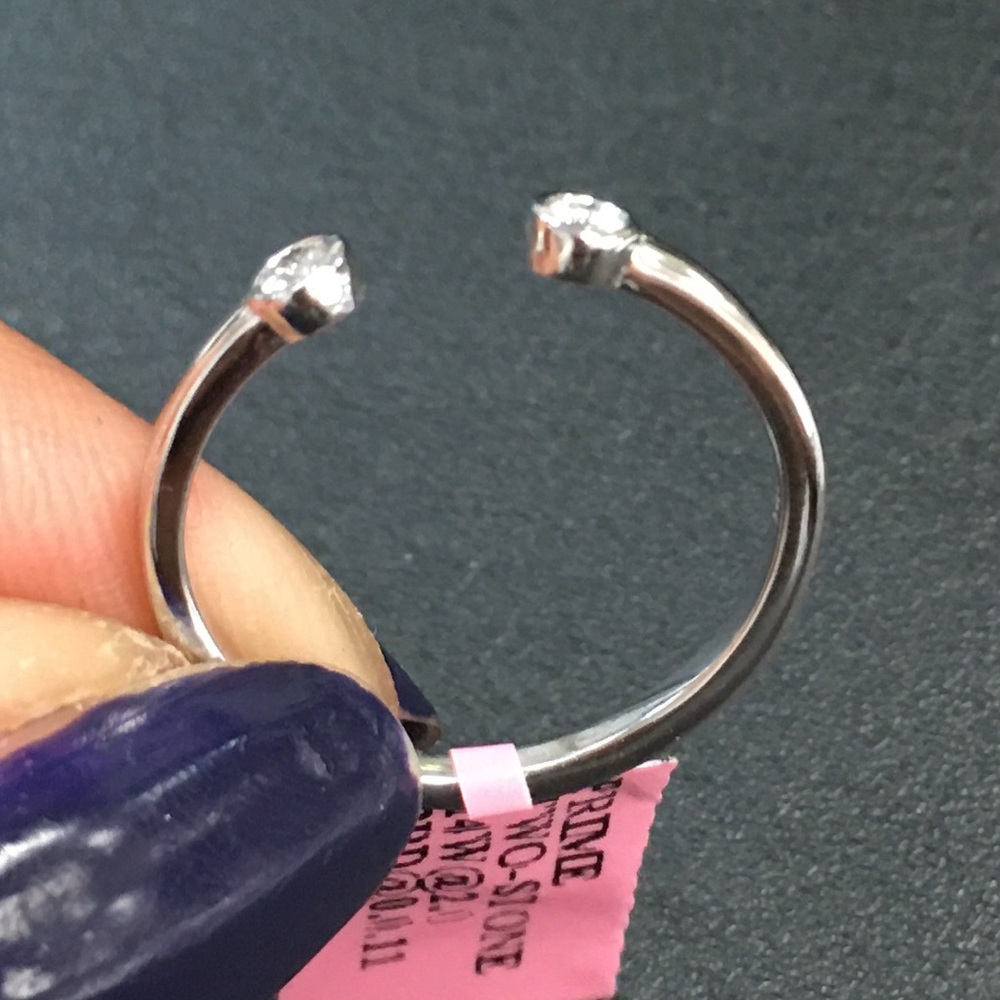 14 Karat white gold@2.0gr. With 2 diamond@0.11ct.